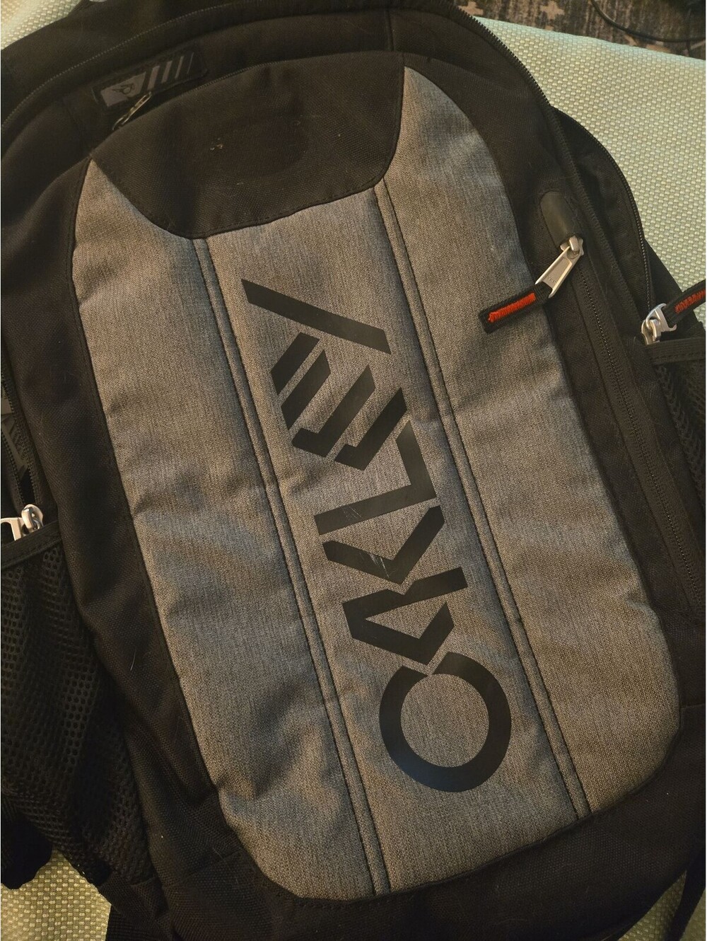 Oakley Enduro 2.0 20L Backpack Black/Heather Grey - Picture 6 of 6